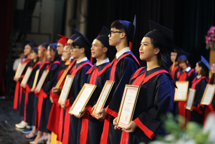 Nhiều tân cử nhân cũng gây ấn tượng với thành tích học tập và ngoại ngữ vượt trội