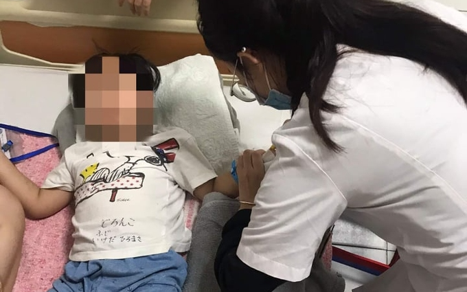 Bé trai 3 tuổi bị chó cắn rách đùi khi đi dạo cùng gia đình trong công viên Yên Sở Ảnh 2