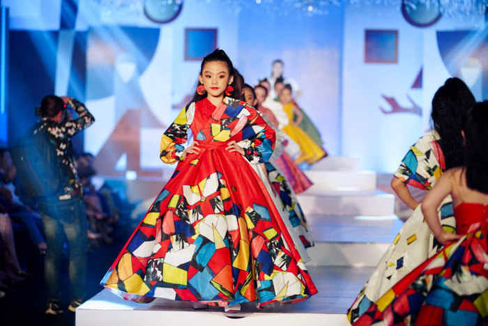 Dàn mẫu nhí trang điểm đậm, thần thái kiêu sa diễn đầm dạ hôi Ảnh 7