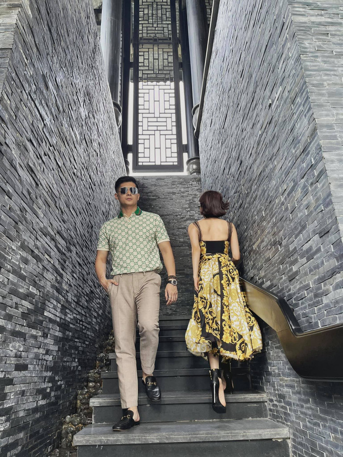 Tấm ảnh đầu tiên là khoảnh khắc cả hai lướt qua nhau