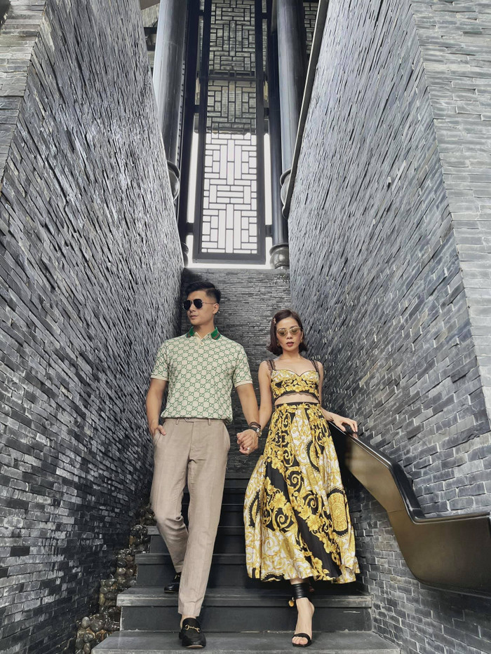 Việc Lệ Quyên và Lâm Bảo Châu cùng nắm tay nhau bước xuống cầu thang như minh chứng cho việc cả hai đã quyết định sẽ cùng nhau 'sánh đôi' mãi về sau