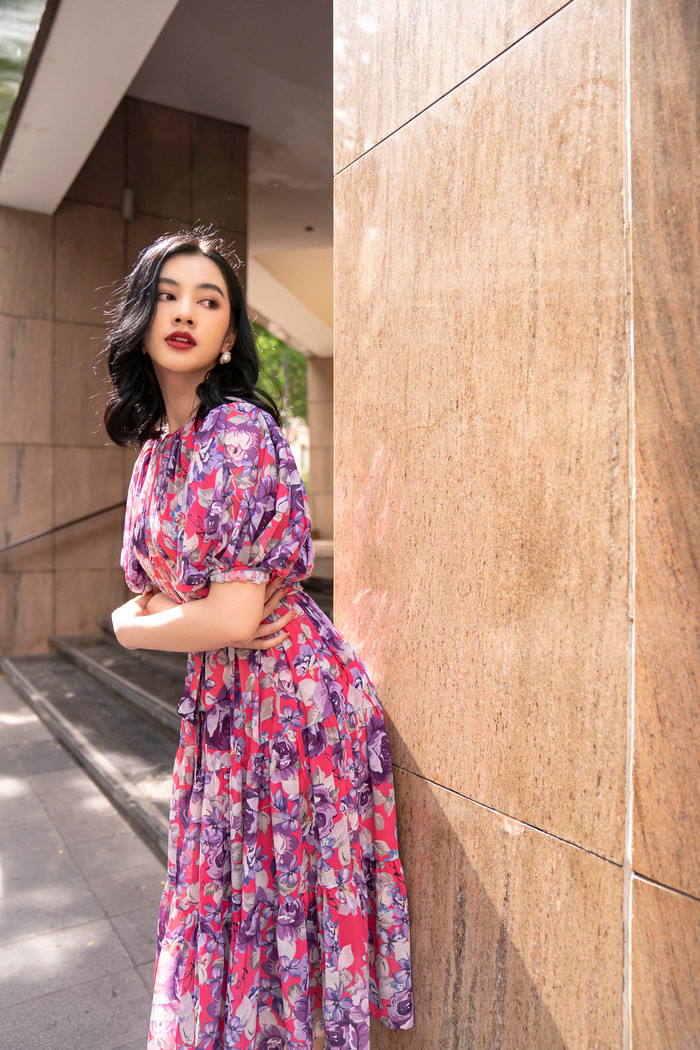 Với mái tóc xoăn ôm nhẹ gương mặt, cô nàng toát lên sự sang trọng, kiêu kỳ khó cưỡng... 