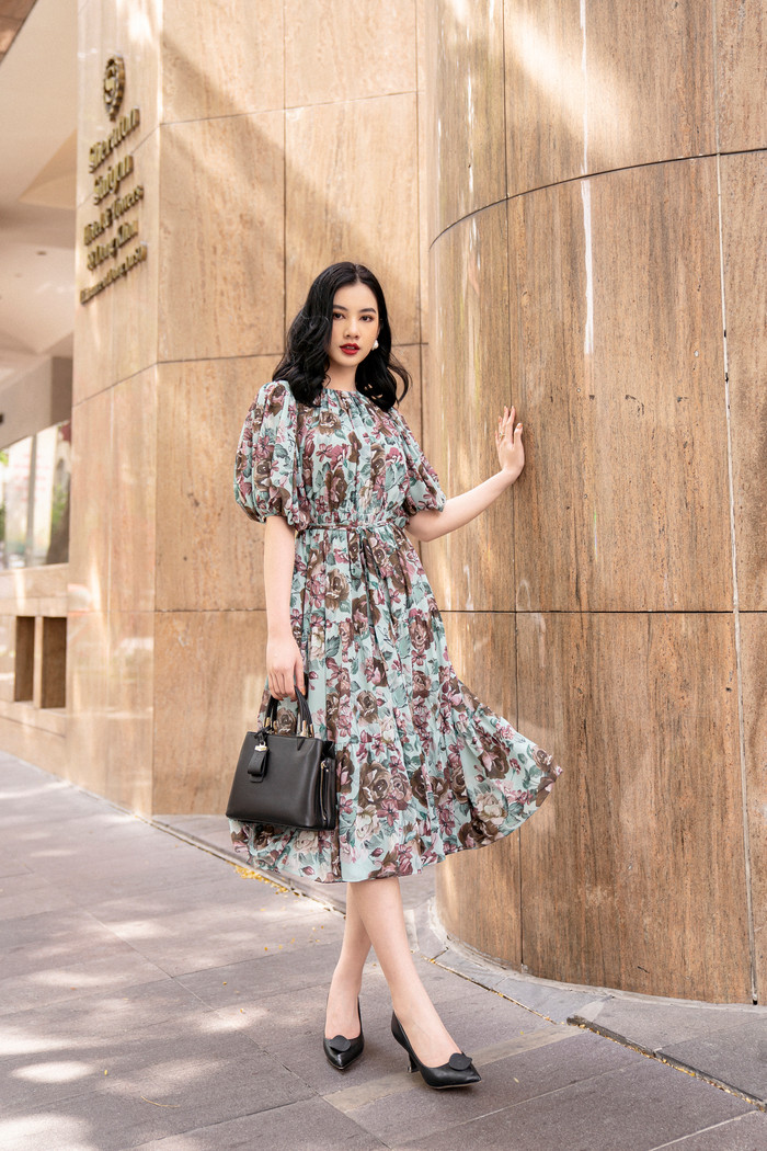 Một thiết kế khác mang đến sự thanh lịch bởi dáng vay chiết eo, rút nhún, phù hợp với nhiều dáng người. 