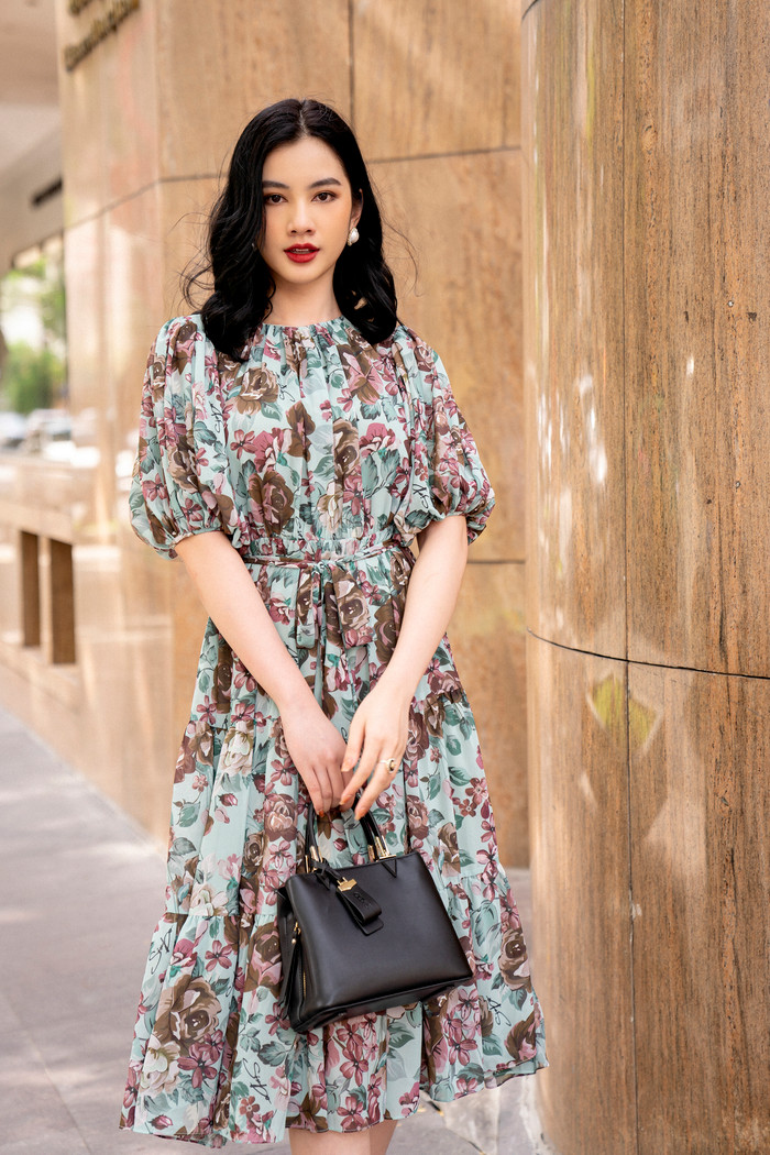 Cẩm Đan được nhiều người chú ý khi thi Hoa hậu Việt Nam 2020, sở hữu chiều cao 1,72 m cùng nhan sắc kiêu sa, khả ái, cô là cái tên ưa thích của nhiều NTK, thương hiệu hiện tại.