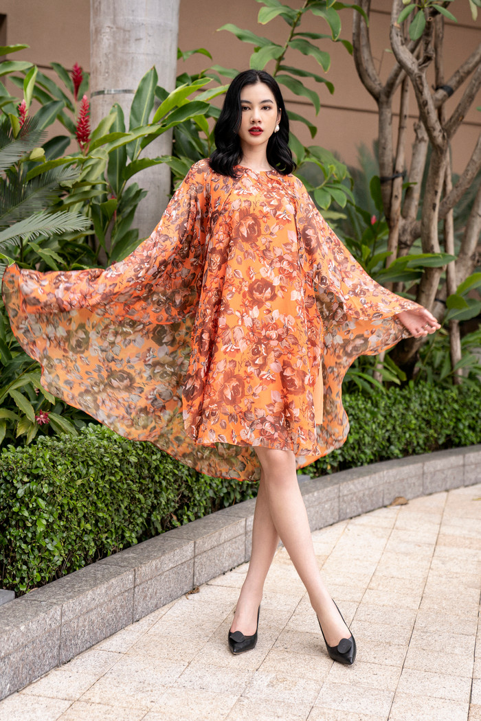 Các kiểu váy áo suông rộng tưởng lùm xùm nhưng hóa ra lại tạo nên sự nữ tính, tha thướt cho người mặc. 