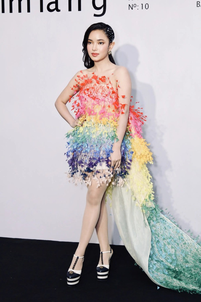 Châu Bùi mang đến 2 thái cực khác biệt với cùng một mẫu đầm. 