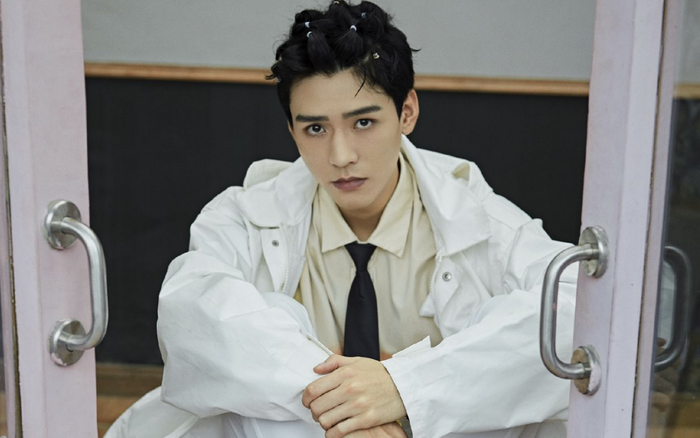 Cung Tuấn tiếp tục 'đốt mắt' người xem với phong cách thời trang không tưởng Ảnh 2