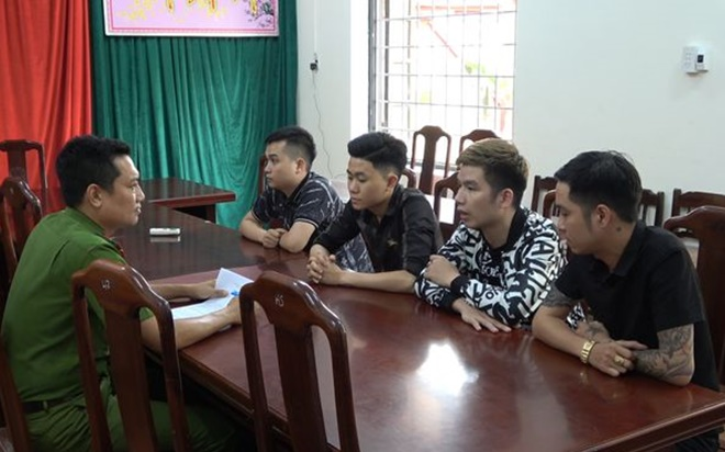 Thua bạc không có tiền trả, con bạc bị chủ quán cà phê và nhân viên bắt cóc, đánh đập Ảnh 2