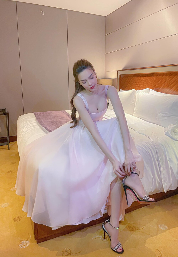 Hồ Ngọc Hà cũng là một trong những người đẹp ghi điểm trong tuần qua với gout ăn mặc hợp thời. 