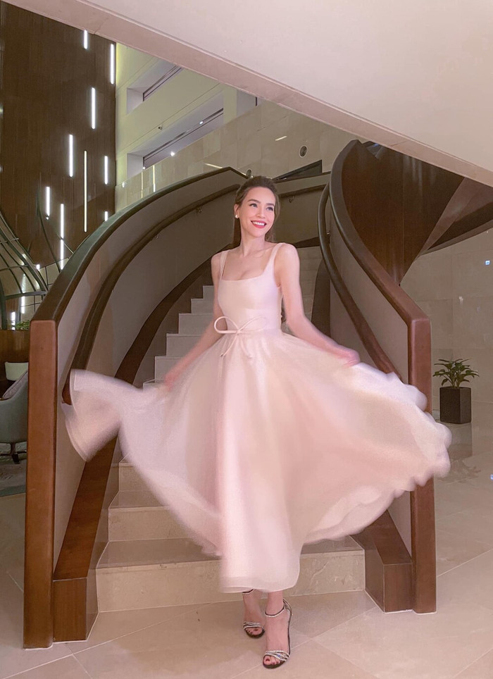 Với nhiều layer chồng lớp lên nhau, trang phục tạo được hiệu ứng chuyển động 'ảo diệu' khi cô nàng tung tà váy. 