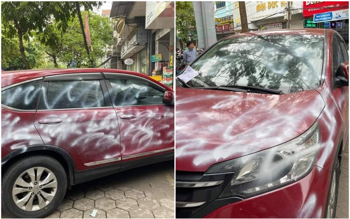 Đậu ô tô chắn lối ra vào cửa hàng, chiếc xe bị phun sơn trắng xóa, loang lổ Ảnh 2