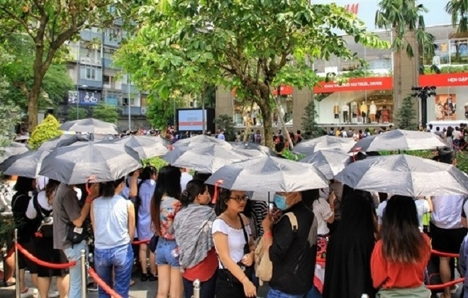 Hàng chục nghìn người xếp hàng dài chờ đợi trong dịp khai trương cửa hàng H&M đầu tiên tại Việt Nam