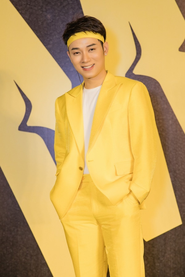 Còn nhìn về web drama Bố già, Trúc Nhân ghi dấu ấn với vai diễn cameo huyền thoại: anh chàng bán báo duyên dáng.