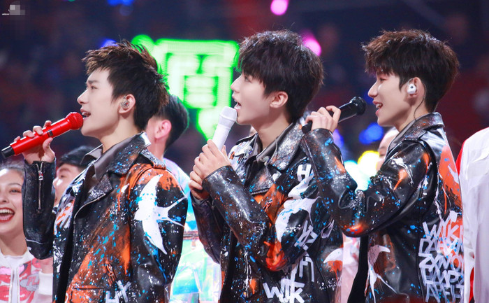 Nhóm nhạc quốc dân TFBoys với ba thành viên Vương Tuấn Khải, Vương Nguyên và Dịch Dương Thiên Tỉ