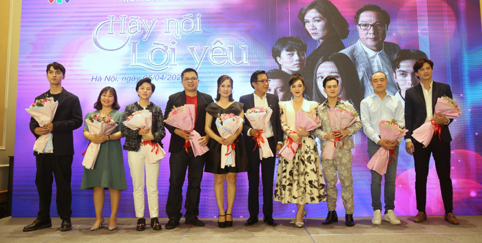 Dàn diễn viên chính trong họp báo ra mắt phim.