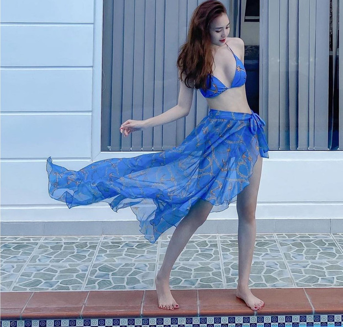 Ninh Dương Lan Ngọc phô diễn vóc dáng với bikini không quên thắt eo ngoài hờ hững với miếng vải voan đồng bộ để tạo điểm nhấn 