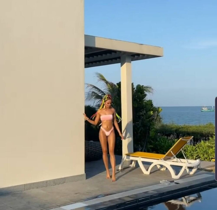 Cô dạo này thường xuyên khoe hình thể thon gọn, nuột nà trong những thiết kế bikini.