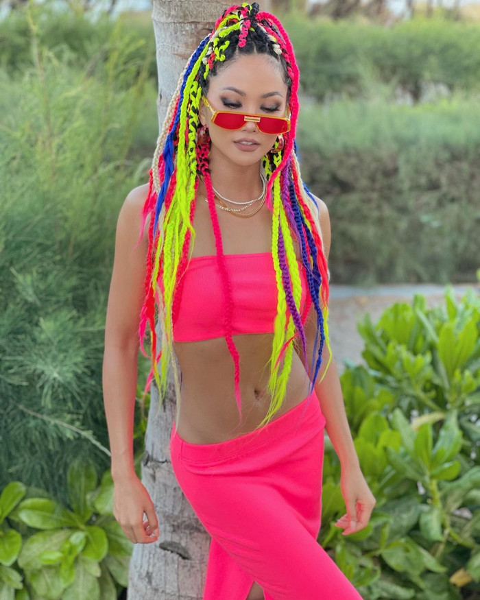 Tết tóc màu sắc, diện loạt trang phục rực rỡ, đường cong nuột nà được tôn lên... H'Hen Niê nhanh chóng ghi điểm trong mắt khán giả.