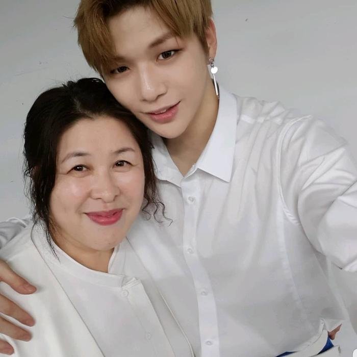 Kang Daniel 'dở khóc dở cười' tiết lộ cách đối xử của mẹ khi con trai là người nổi tiếng Ảnh 6