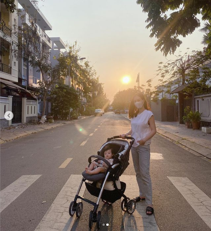 Đông Nhi đưa con gái đi dạo, fan nhắc nhở vì Winnie không đeo khẩu trang, thú cưng hàng xóm không an toàn Ảnh 1