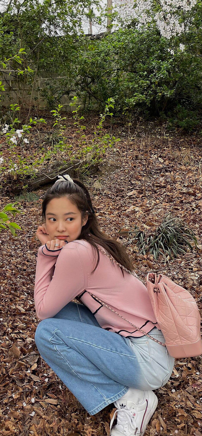 Jennie trong set đồ du xuân chụp hình ngoại cảnh thôi thu hút sự chú ý của fans và các tín đồ