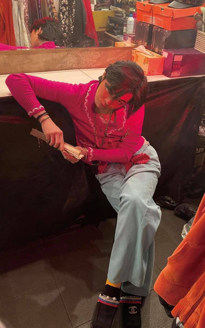 Đặc biệt là kiểu áo cardigan màu hồng cánh sen nữ tính thế kia mà cũng được G-Dragon 'chưng diện' tạo dáng ngồi ẻo lả trông 'khó đỡ' 