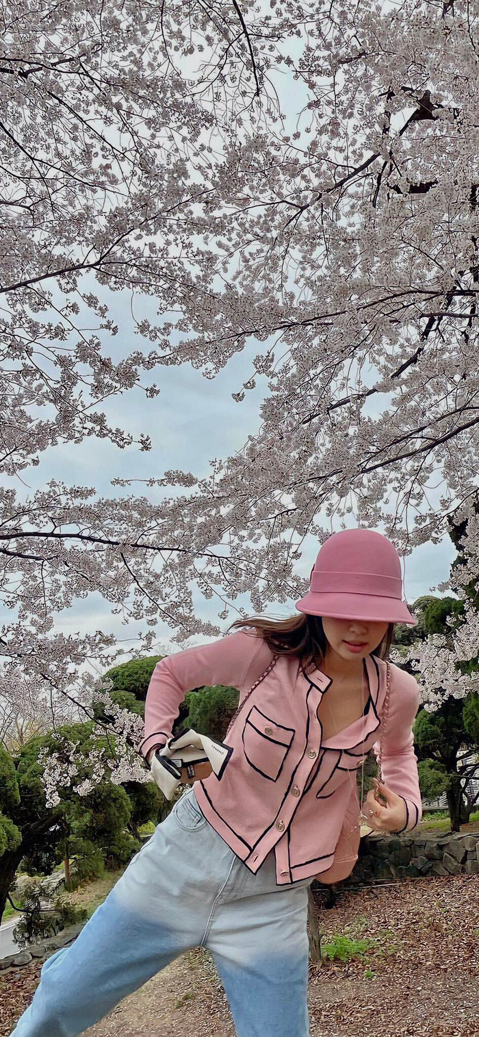 Nữ idol diện áo cardigan màu hồng ngọt ngào mix cùng quần jeans ombre và mũ xô 