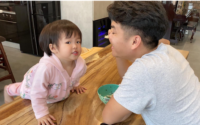 Lê Phương tiết lộ con gái được chồng cưng đến mức không muốn cho đi nhà trẻ Ảnh 2