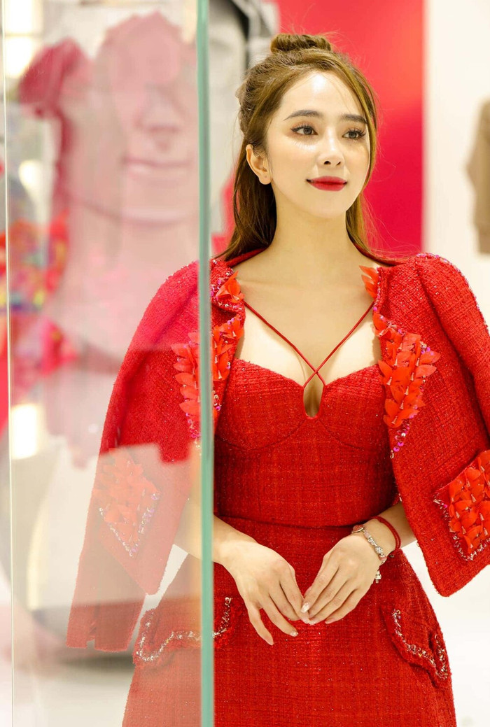 Kiểu tóc có phần lòa xòa cũng khiến nữ diễn viên bị mất điểm. 