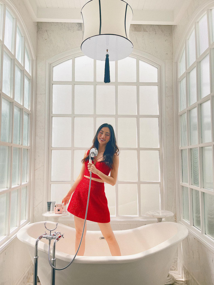 Trang phục tôn được vẻ trẻ trung, dáng vóc nuột nà của bậc mỹ nhân. 