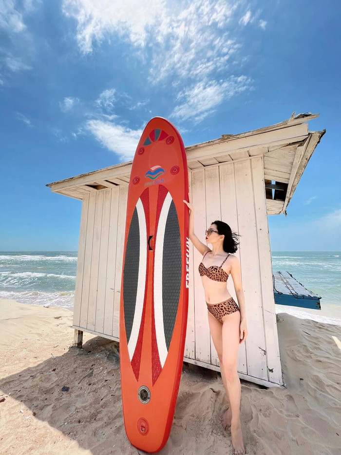 Từ sau khi công khai chuyện tình cảm với tình trẻ kém 12 tuổi Lâm Bảo Châu, cô nàng cũng được nhận xét là ngày càng xinh đẹp trẻ trung ra hẳn.&nbsp;