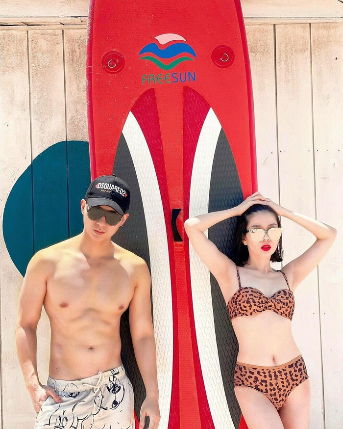 Lệ Quyên diện bikini nóng bỏng bên tình trẻ Lâm Bảo Châu.