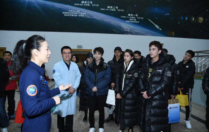 Vương Tuấn Khải, Ngô Lỗi và Quan Hiểu Đồng từng tham gia nhiều hoạt động trường học.