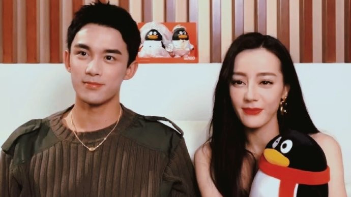 Địch Lệ Nhiệt Ba bén duyên với Ngô Lỗi, chính thức cho Hoàng Cảnh Du ra 'chuồng gà' Ảnh 7