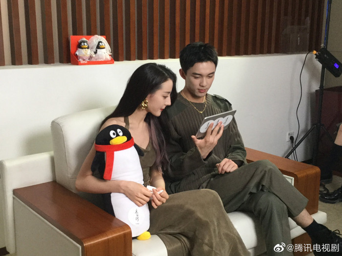 Địch Lệ Nhiệt Ba bén duyên với Ngô Lỗi, chính thức cho Hoàng Cảnh Du ra 'chuồng gà' Ảnh 11