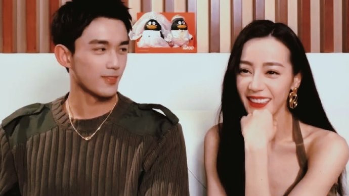 Địch Lệ Nhiệt Ba bén duyên với Ngô Lỗi, chính thức cho Hoàng Cảnh Du ra 'chuồng gà' Ảnh 6