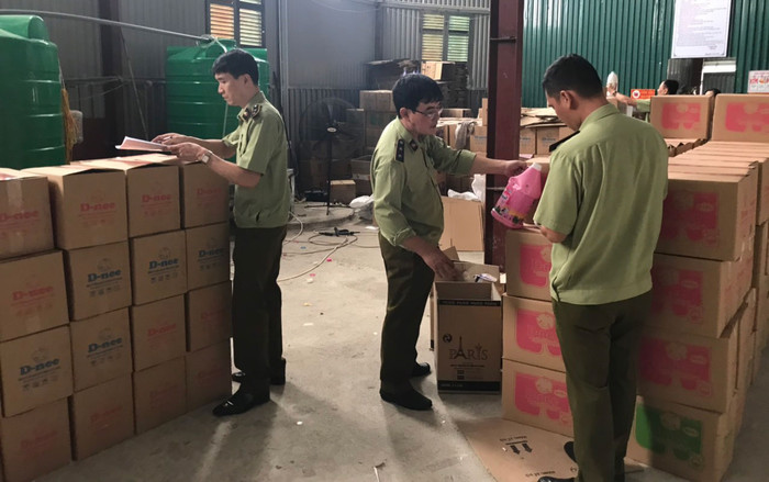 Lực lượng chức năng tiến hành kiểm tra cơ sở 