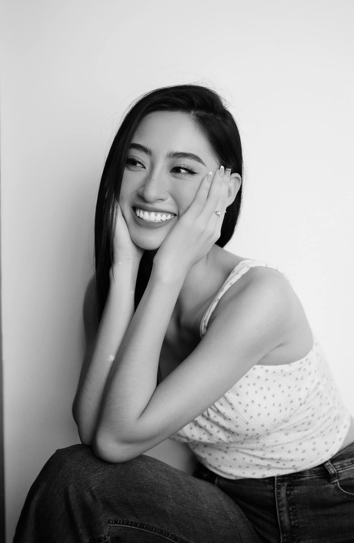 Người đẹp sinh năm 2000 chỉ diện mỗi áo hai dây và quần jeans rồi sau đó 'pose dáng' trước ống kính