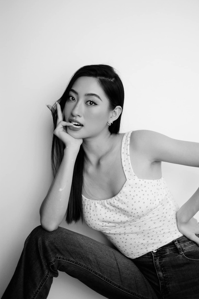 Nàng hậu xinh đẹp không tì vết với gương mặt rạng rỡ&nbsp;