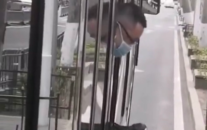 Sàm sỡ gái xinh trên xe buýt rồi tính tẩu thoát qua đường cửa sổ, gã yêu râu xanh nhận cái kết không ngờ Ảnh 2