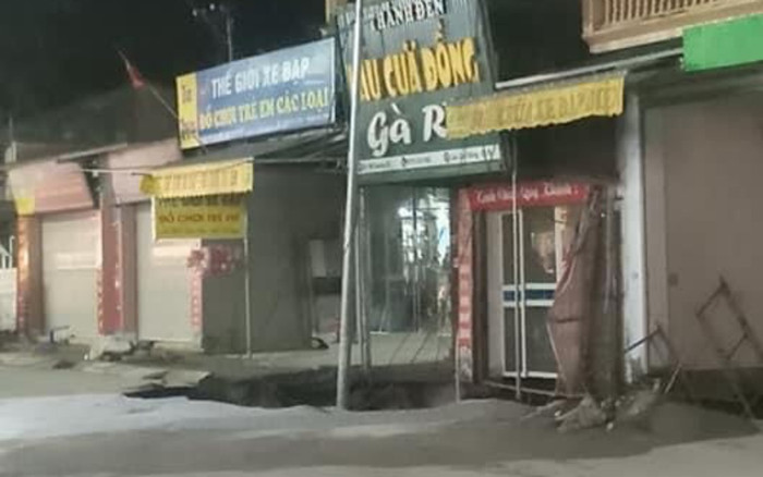 Xuất hiện 'hố tử thần' rộng 30m2, sâu 5m ở Hà Nội: Sơ tán 20 hộ dân quanh khu vực Ảnh 2