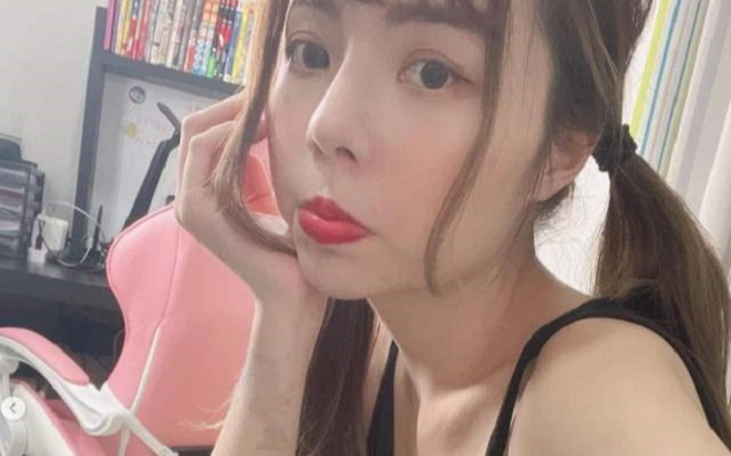 Nữ YouTuber làm hành động phản cảm với mèo, cư dân mạng phẫn nộ đòi tẩy chay Ảnh 2