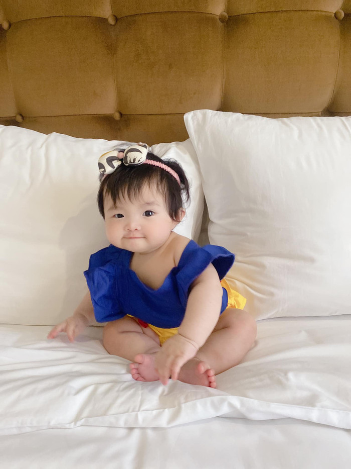 Đông Nhi cho con gái hóa thành nàng công chúa Bạch Tuyết siêu đáng yêu.