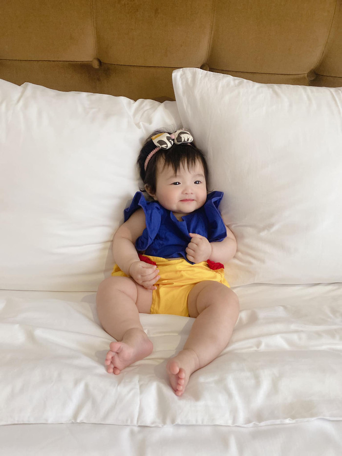 Có thể thấy, nhóc tì 5 tháng tuổi nhà Đông Nhi - Ông Cao Thắng sở hữu vẻ ngoài bụ bẫm