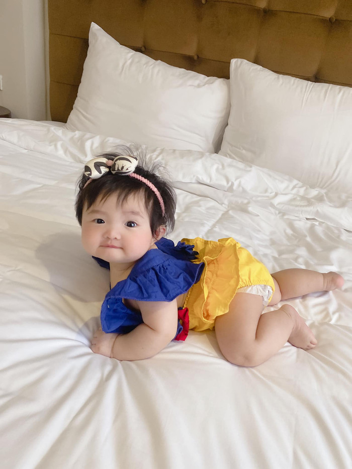 Với cặp má bánh bao cùng làn da trắng hồng, mỗi lần được cho xuất hiện con gái Đông Nhi đều khiến cư dân mạng phải xuýt xoa khen ngợi không thôi.