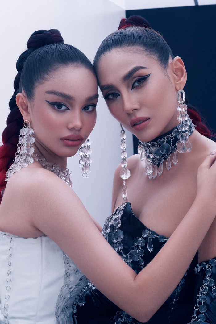 Võ Hoàng Yến cùng học trò Alexandra Matheson giống nhau như tạc