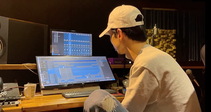 Vẫn xuất hiện với hình ảnh giản dị, nam rapper đang ngồi trong phòng thu với những thiết bị làm nhạc để thực hiện đoạn lyrics mới này.