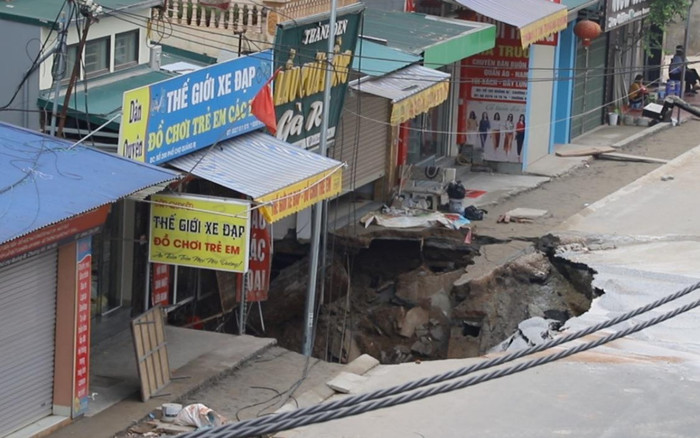 Ảnh hiện trường vụ sụt lún ở Hà Nội: Lòng 'hố tử thần' đã mở rộng diện tích sụt lún lên 50m2 Ảnh 2