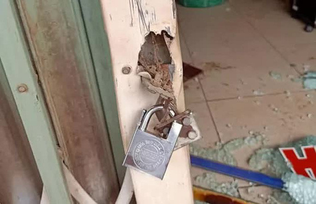 Cửa tiệm bị đối tượng khoá trái bên ngoài. Ảnh: Người Lao Động