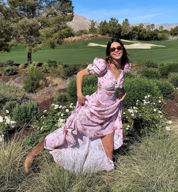 Bộ váy tím vintage mà cô nàng mặc trong ngày lễ vừa qua có thiết kế nền nã, nữ tính